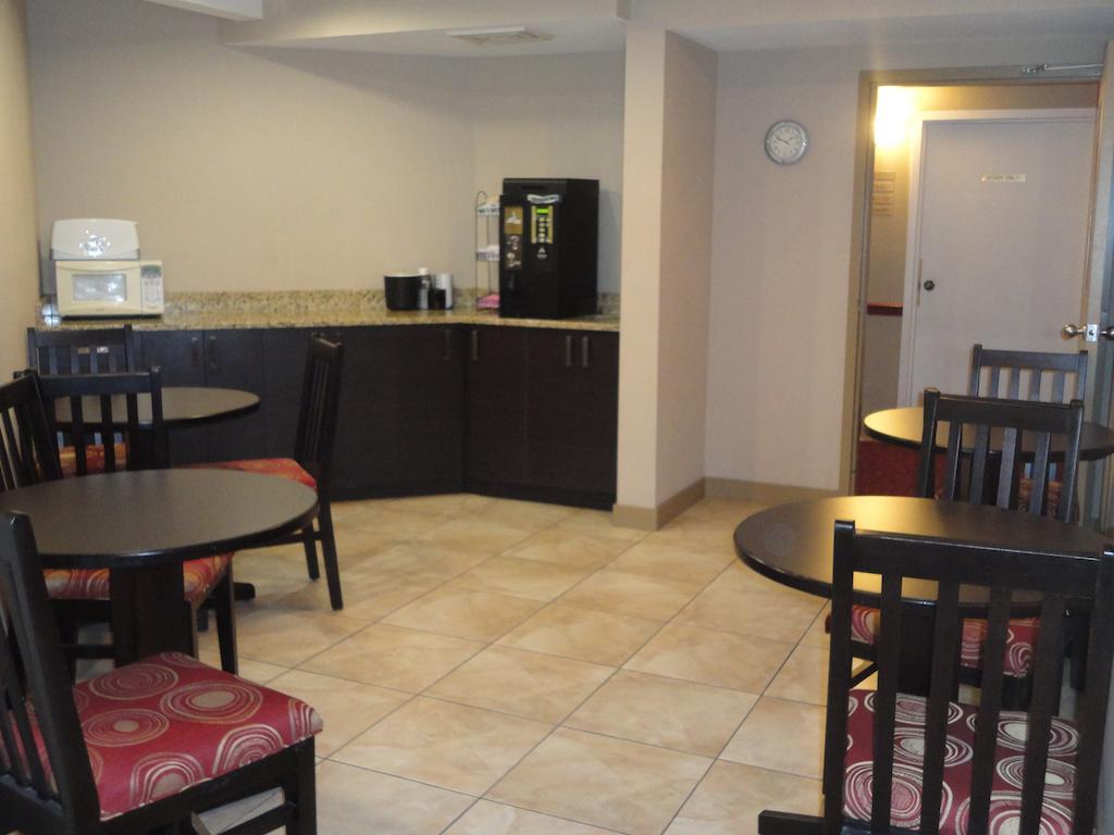 Super 8 By Wyndham West Kelowna Bc Exterior foto